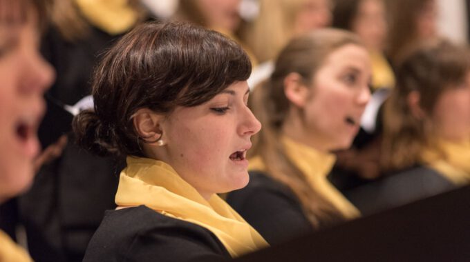Mitglieder des Kammerchores der Schola Cantorum singen im Abendgottesdienst in der Leipziger Thomaskirche