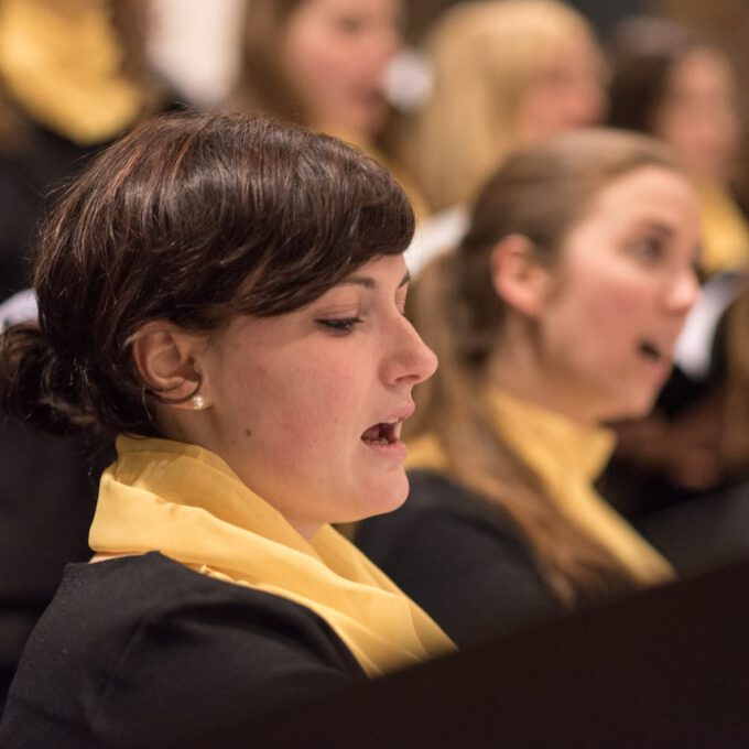 Mitglieder des Kammerchores der Schola Cantorum singen im Abendgottesdienst in der Leipziger Thomaskirche