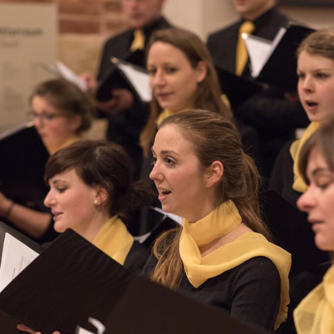 Mitglieder des Kammerchores der Schola Cantorum singen im Abendgottesdienst in der Leipziger Thomaskirche