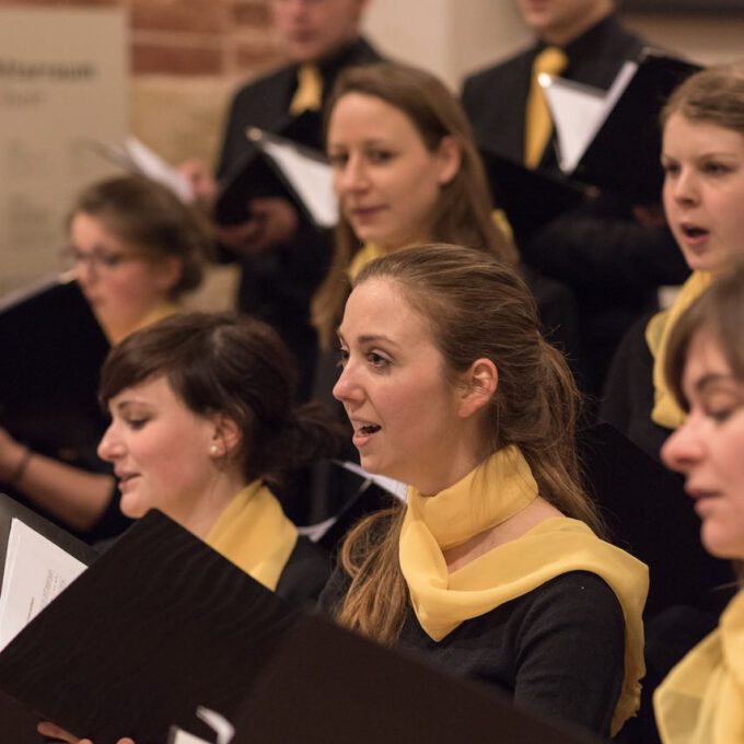 Mitglieder Des Kammerchores Der Schola Cantorum Singen Im Abendgottesdienst In Der Leipziger Thomaskirche