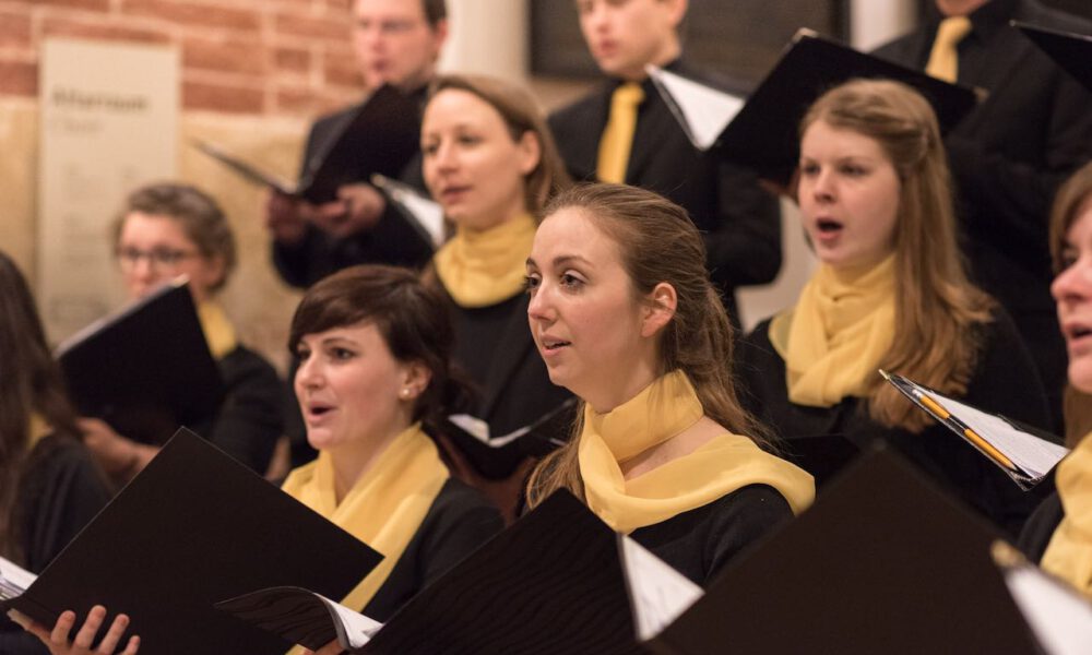 Mitglieder Des Kammerchores Der Schola Cantorum Singen Im Abendgottesdienst In Der Leipziger Thomaskirche