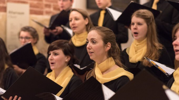 Mitglieder des Kammerchores der Schola Cantorum singen im Abendgottesdienst in der Leipziger Thomaskirche
