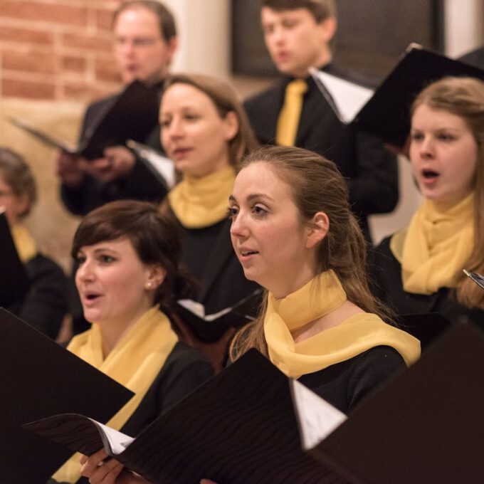 Mitglieder des Kammerchores der Schola Cantorum singen im Abendgottesdienst in der Leipziger Thomaskirche