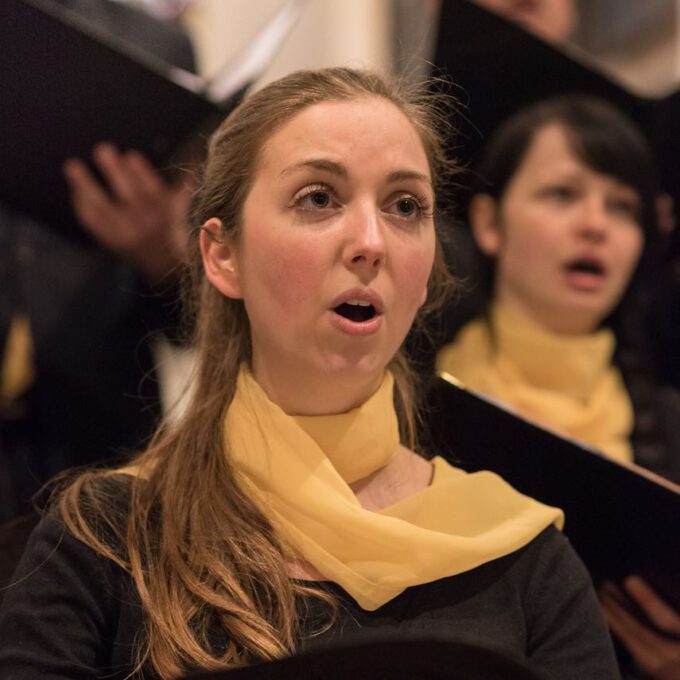 Mitglieder des Kammerchores der Schola Cantorum singen im Abendgottesdienst in der Leipziger Thomaskirche