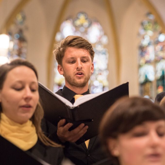 Mitglieder des Kammerchores der Schola Cantorum singen im Abendgottesdienst in der Leipziger Thomaskirche