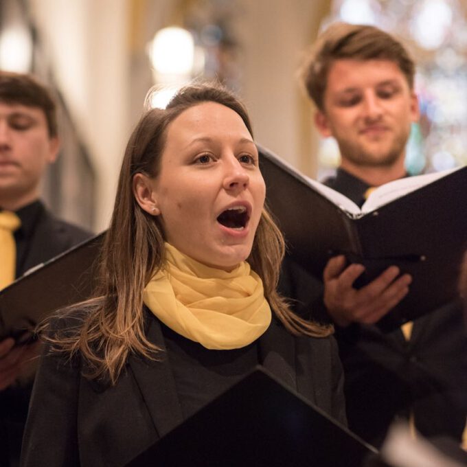 Mitglieder des Kammerchores der Schola Cantorum singen im Abendgottesdienst in der Leipziger Thomaskirche