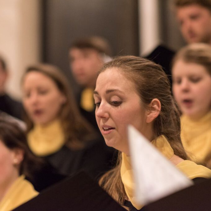 Mitglieder des Kammerchores der Schola Cantorum singen im Abendgottesdienst in der Leipziger Thomaskirche
