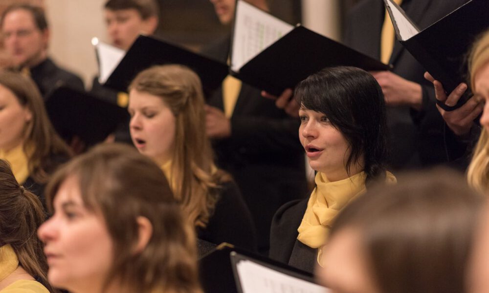 Mitglieder des Kammerchores der Schola Cantorum singen im Abendgottesdienst in der Leipziger Thomaskirche