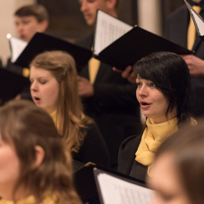 Mitglieder des Kammerchores der Schola Cantorum singen im Abendgottesdienst in der Leipziger Thomaskirche