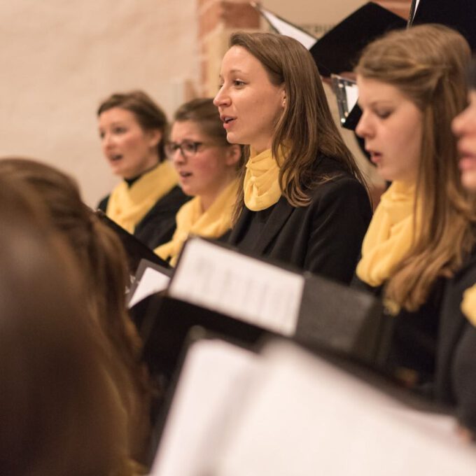 Mitglieder des Kammerchores der Schola Cantorum singen im Abendgottesdienst in der Leipziger Thomaskirche