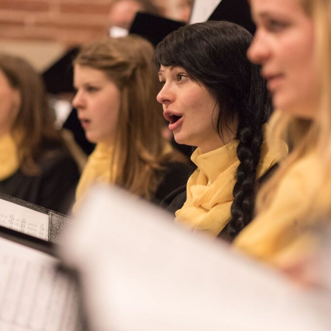Mitglieder des Kammerchores der Schola Cantorum singen im Abendgottesdienst in der Leipziger Thomaskirche
