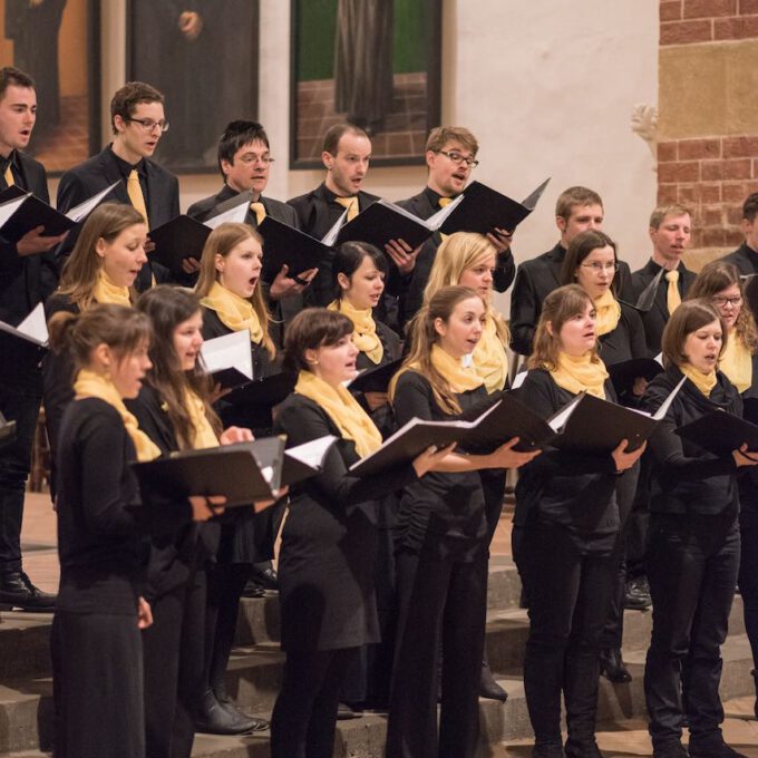 Mitglieder des Kammerchores der Schola Cantorum singen im Abendgottesdienst in der Leipziger Thomaskirche