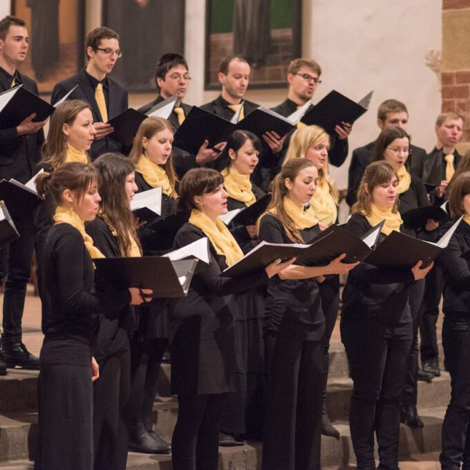Mitglieder des Kammerchores der Schola Cantorum singen im Abendgottesdienst in der Leipziger Thomaskirche