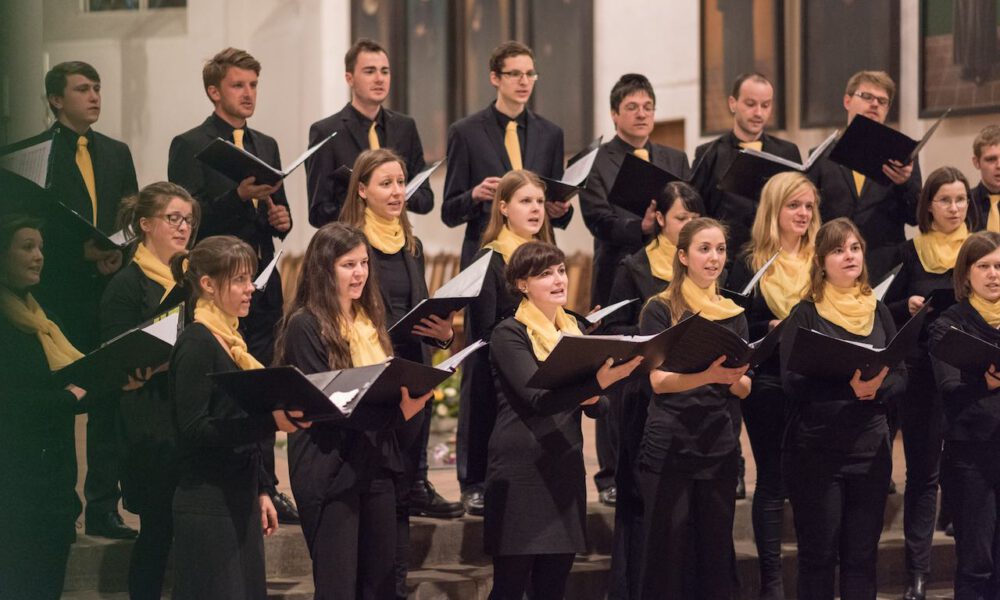 Mitglieder des Kammerchores der Schola Cantorum singen im Abendgottesdienst in der Leipziger Thomaskirche
