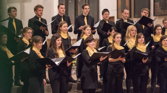 Mitglieder des Kammerchores der Schola Cantorum singen im Abendgottesdienst in der Leipziger Thomaskirche