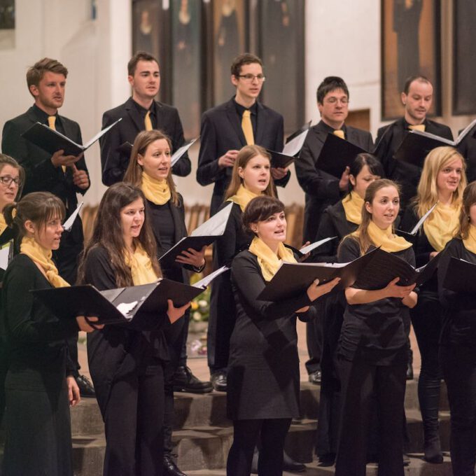 Mitglieder des Kammerchores der Schola Cantorum singen im Abendgottesdienst in der Leipziger Thomaskirche