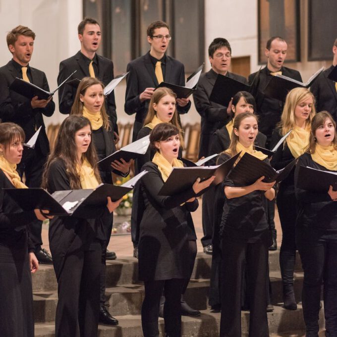 Mitglieder des Kammerchores der Schola Cantorum singen im Abendgottesdienst in der Leipziger Thomaskirche