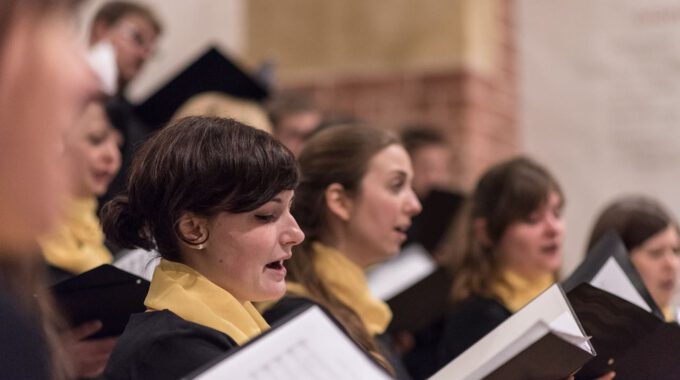 Mitglieder des Kammerchores der Schola Cantorum singen im Abendgottesdienst in der Leipziger Thomaskirche