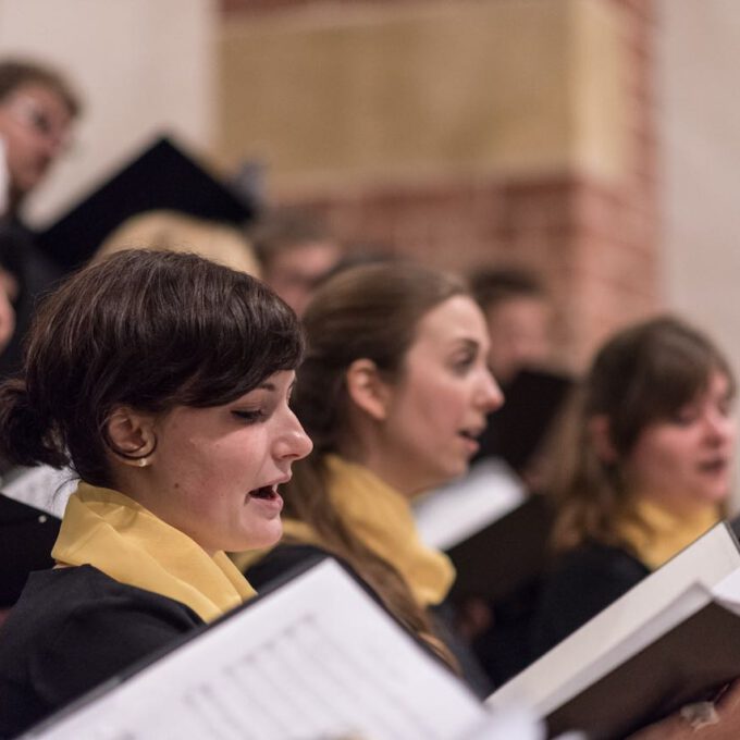 Mitglieder des Kammerchores der Schola Cantorum singen im Abendgottesdienst in der Leipziger Thomaskirche