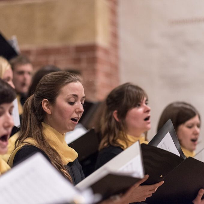 Mitglieder des Kammerchores der Schola Cantorum singen im Abendgottesdienst in der Leipziger Thomaskirche
