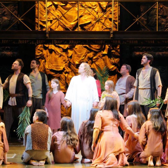 Mitglieder des Kinderchores während einer Aufführung von "Jesus Christ Superstar" in der Leipziger Oper