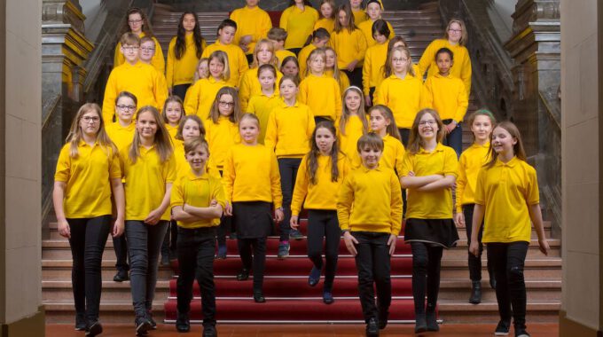 Mitglieder des Kinderchores der Stadt Leipzig auf der großen Freitreppe im Neuen Rathaus Leipzig