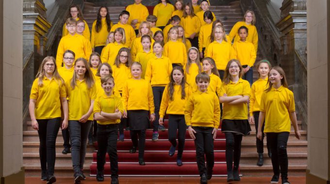 Mitglieder Des Kinderchores Der Stadt Leipzig Auf Der Großen Freitreppe Im Neuen Rathaus Leipzig