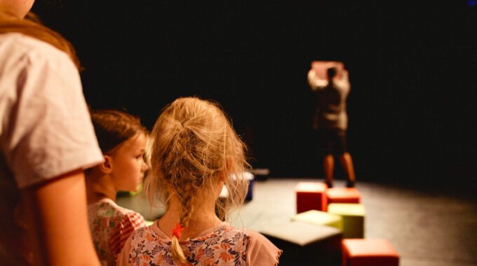 Der Pilot und Mitglieder der Spatzenchöre in der Kinderoper "Der kleine Prinz"