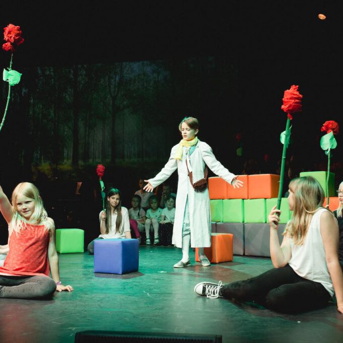 Der kleine Prinz im Rosengarten in der Kinderoper "Der kleine Prinz"