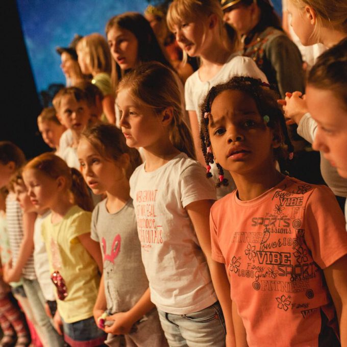 Mitglieder der Spatzenchöre in der Kinderoper "Der kleine Prinz"