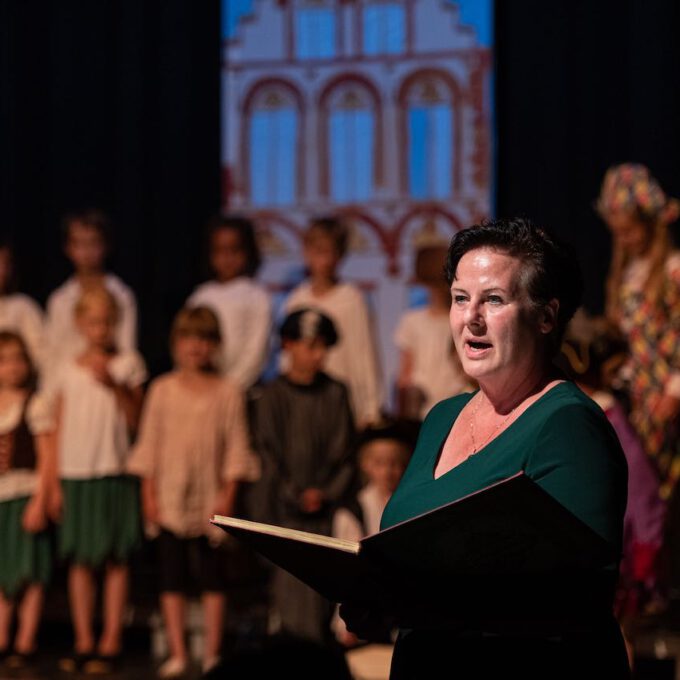 Annette Reinhold als Erzählerin in der Kinderoper "Der Rattenfänger von Hameln"