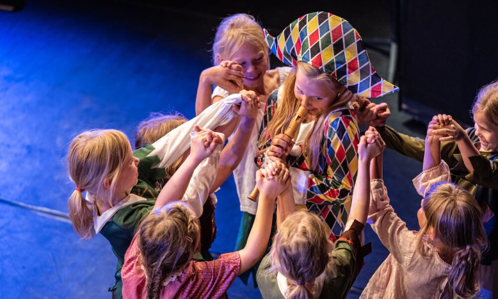 Der "Rattenfänger von Hameln" lockt die Kinder mit seiner Flöte.