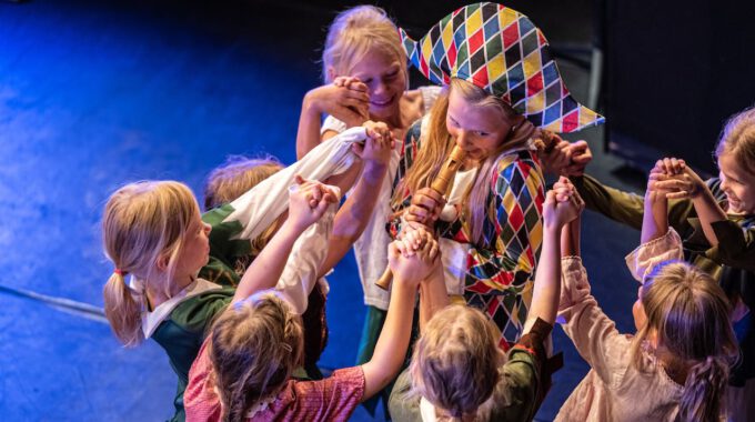 Der "Rattenfänger Von Hameln" Lockt Die Kinder Mit Seiner Flöte.