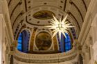 Adventsstern im Altarraum der Nikolaikirche Leipzig