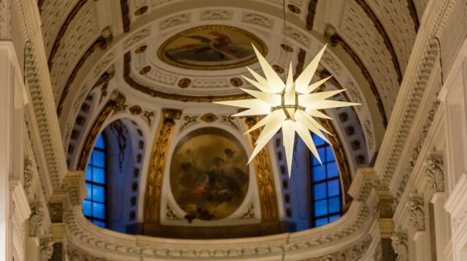 Adventsstern im Altarraum der Nikolaikirche Leipzig