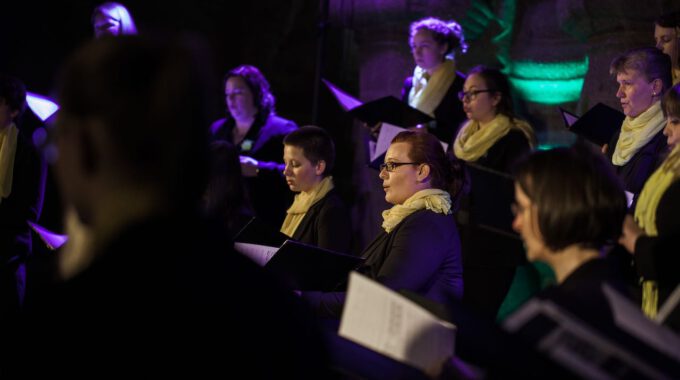 Mädchen- und Frauenchor der Stadt Leipzig im stimmungsvoll beleuchteten Völkerschlachtdenkmal