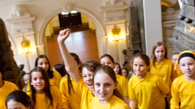 Mitglieder des Kinderchores Schola Cantorum im Neuen Rathaus Leipzig