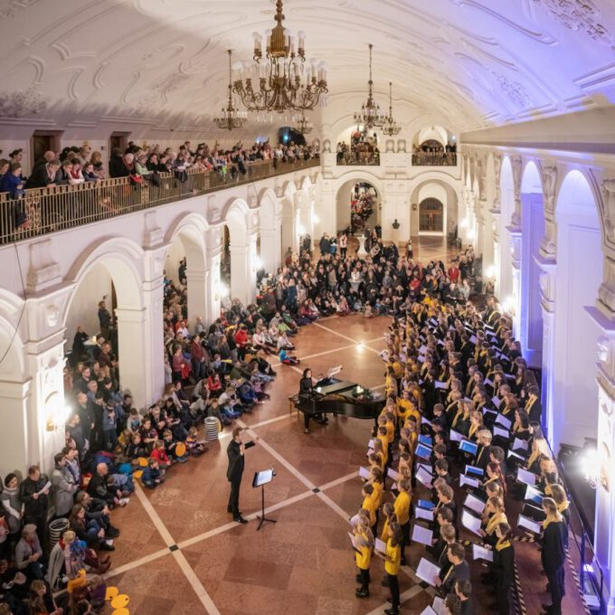 200 Sänger und Sängerinnen aus Vorschul- und Spatzenchören, Kinderchor, Mädchen-, Frauen- und Kammerchor stimmen im Neuen Rathaus auf die Adventszeit ein.