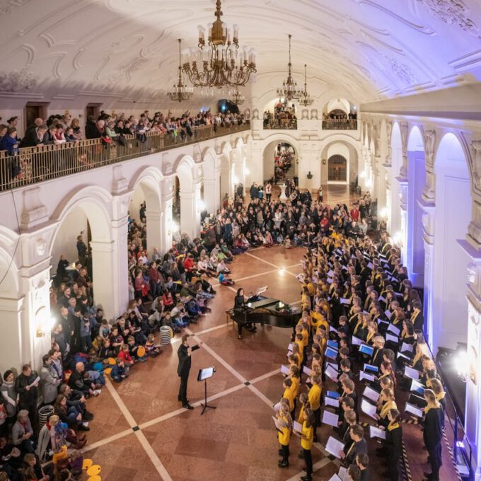 200 Sänger Und Sängerinnen Aus Vorschul- Und Spatzenchören, Kinderchor, Mädchen-, Frauen- Und Kammerchor Stimmen Im Neuen Rathaus Auf Die Adventszeit Ein.