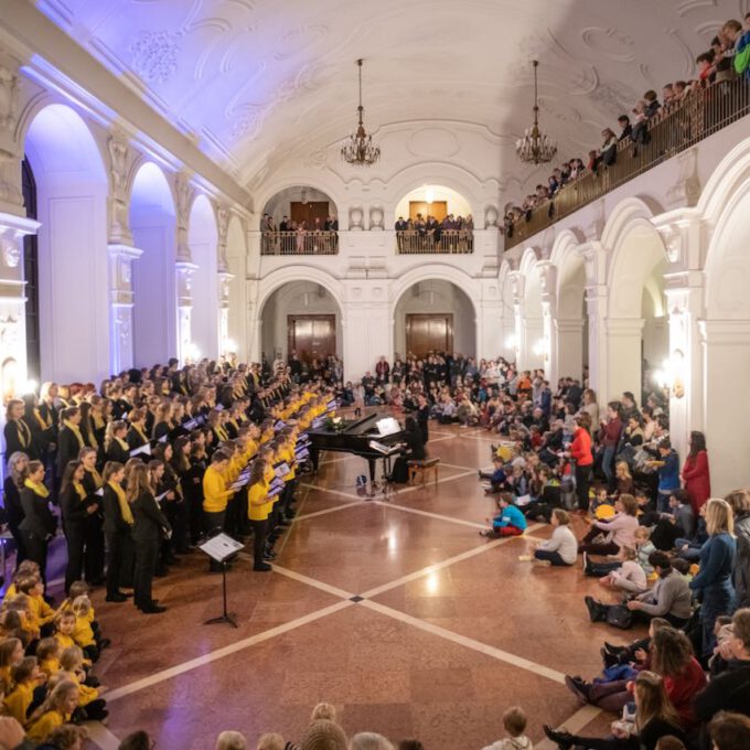 200 Sänger und Sängerinnen aus Vorschul- und Spatzenchören, Kinderchor, Mädchen-, Frauen- und Kammerchor stimmen im Neuen Rathaus auf die Adventszeit ein.