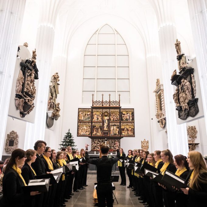 Mitglieder des Mädchen- und Frauenchores während einer Vesper in der Leipziger Universitätskirche St. Pauli
