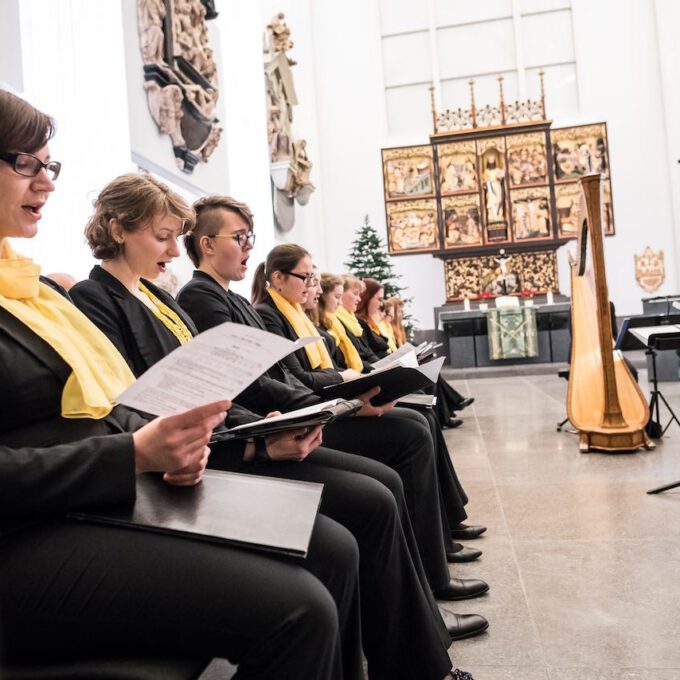 Mitglieder des Mädchen- und Frauenchores während einer Vesper in der Leipziger Universitätskirche St. Pauli