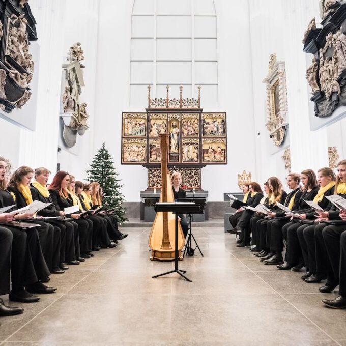 Mitglieder des Mädchen- und Frauenchores während einer Vesper in der Leipziger Universitätskirche St. Pauli