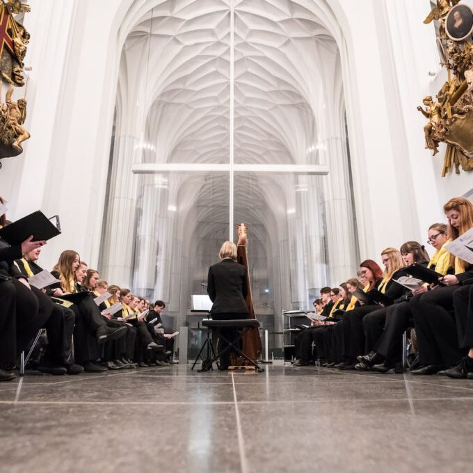 Mitglieder des Mädchen- und Frauenchores während einer Vesper in der Leipziger Universitätskirche St. Pauli