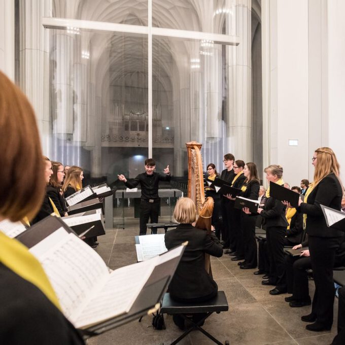 Mitglieder des Mädchen- und Frauenchores während einer Vesper in der Leipziger Universitätskirche St. Pauli