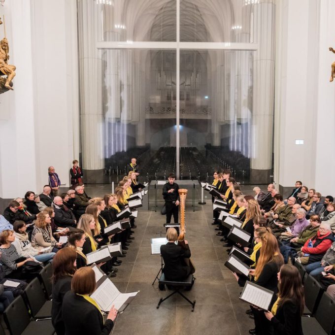 Mitglieder des Mädchen- und Frauenchores während einer Vesper in der Leipziger Universitätskirche St. Pauli