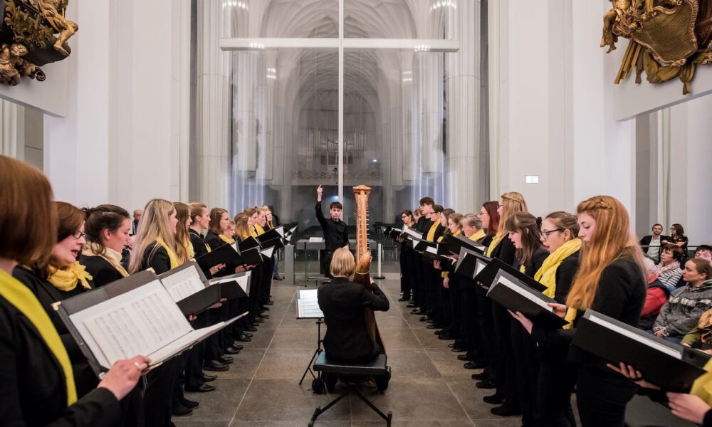 Mitglieder des Mädchen- und Frauenchores während einer Vesper in der Leipziger Universitätskirche St. Pauli