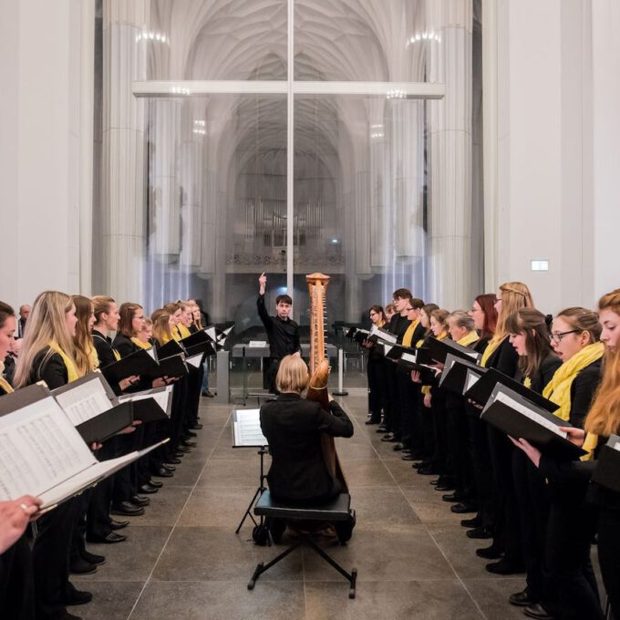 Mitglieder des Mädchen- und Frauenchores während einer Vesper in der Leipziger Universitätskirche St. Pauli