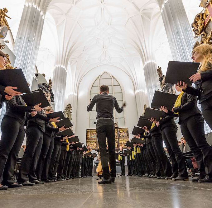 Mitglieder des Mädchen- und Frauenchores während einer Vesper in der Leipziger Universitätskirche St. Pauli