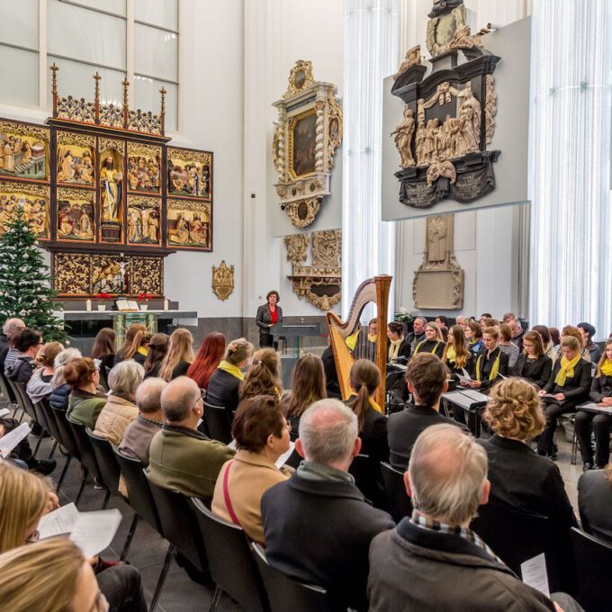 Mitglieder des Mädchen- und Frauenchores während einer Vesper in der Leipziger Universitätskirche St. Pauli